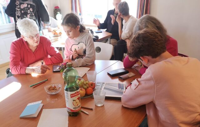 Jugendliche widmeten sich den Handyfragen der älteren Generation.